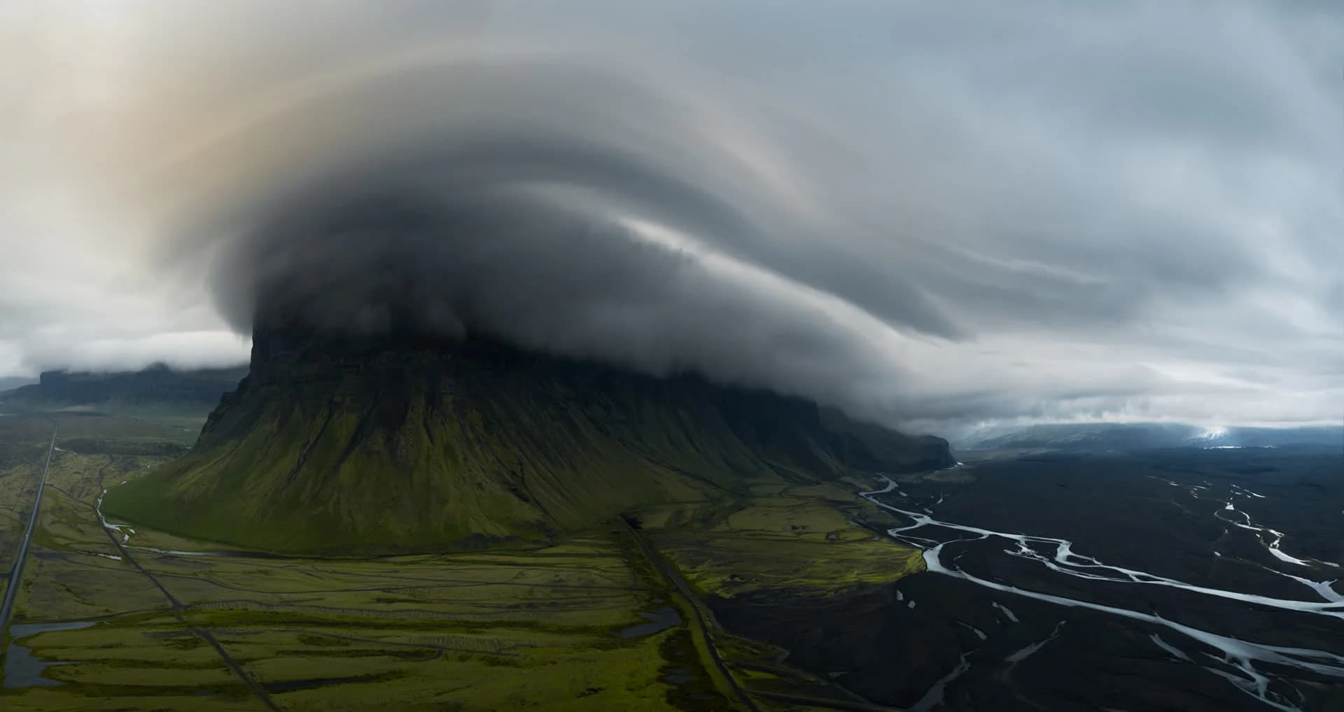 Montaña Lómagnúpur al atardecer, sur de Islandia