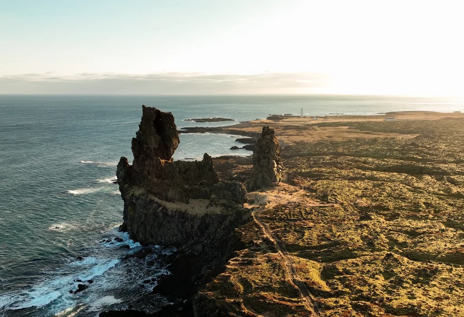 Vista aérea de las columnas de roca volcánica de Londrangar junto al mar, Snæfellsnes