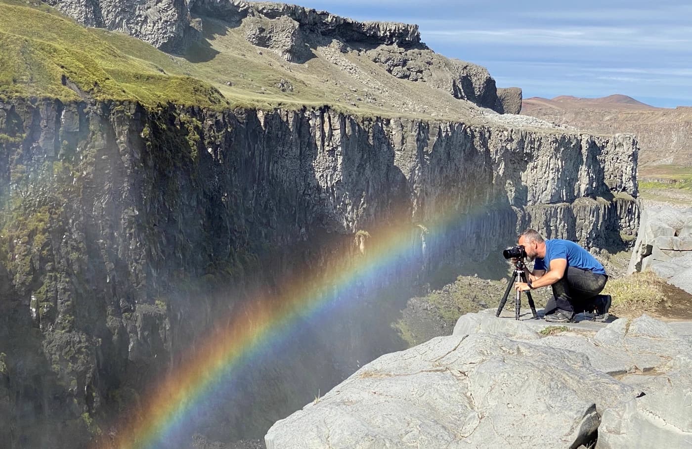 Manu García fotografiando la cascada Dettifoss desde el lado este, norte de Islandia