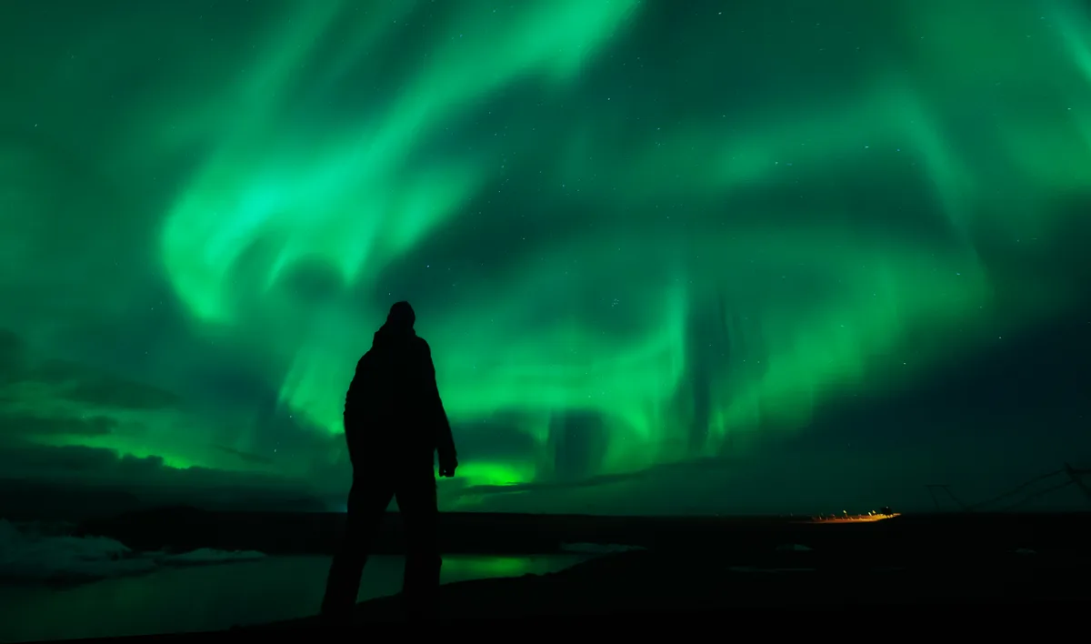 Aurora boreal sobre la laguna glaciar de Jökulsárlón, sur de Islandia