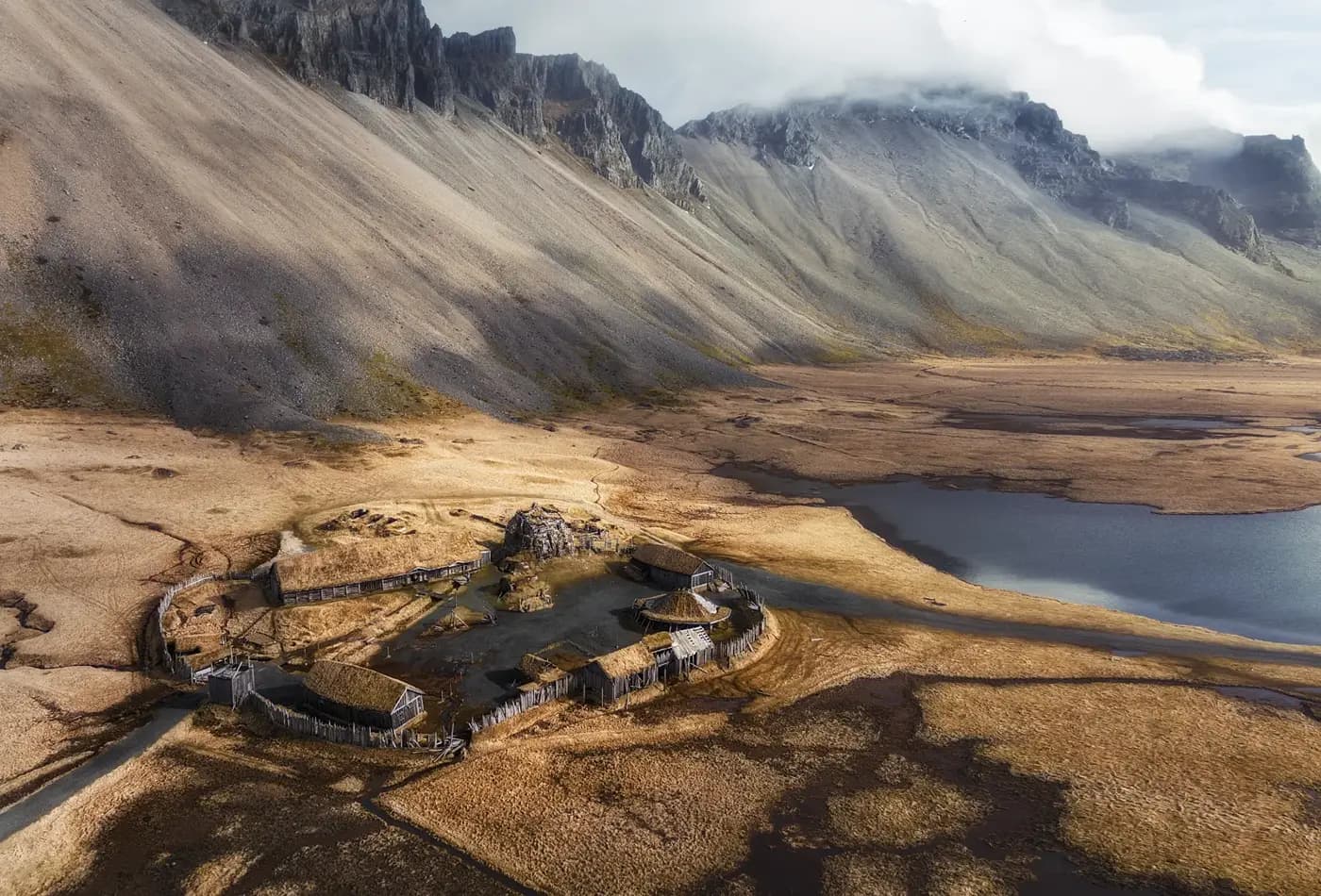 Vista aérea del poblado vikingo abandonado en Stokksnes, con el monte Vestrahorn al fondo, Islandia