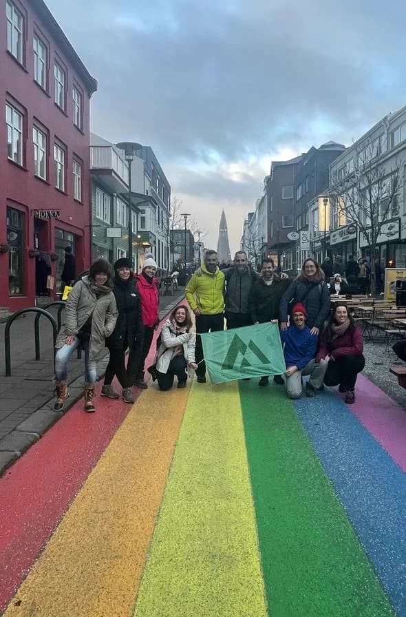Calle Skólavörðustígur pintada de los colores del arcoíris en Reikiavik