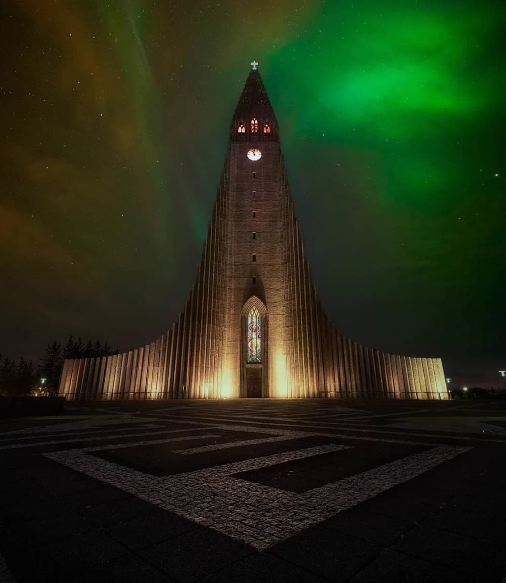 Aurora boreal verde sobre la iglesia Hallgrímskirkja en Reikiavik