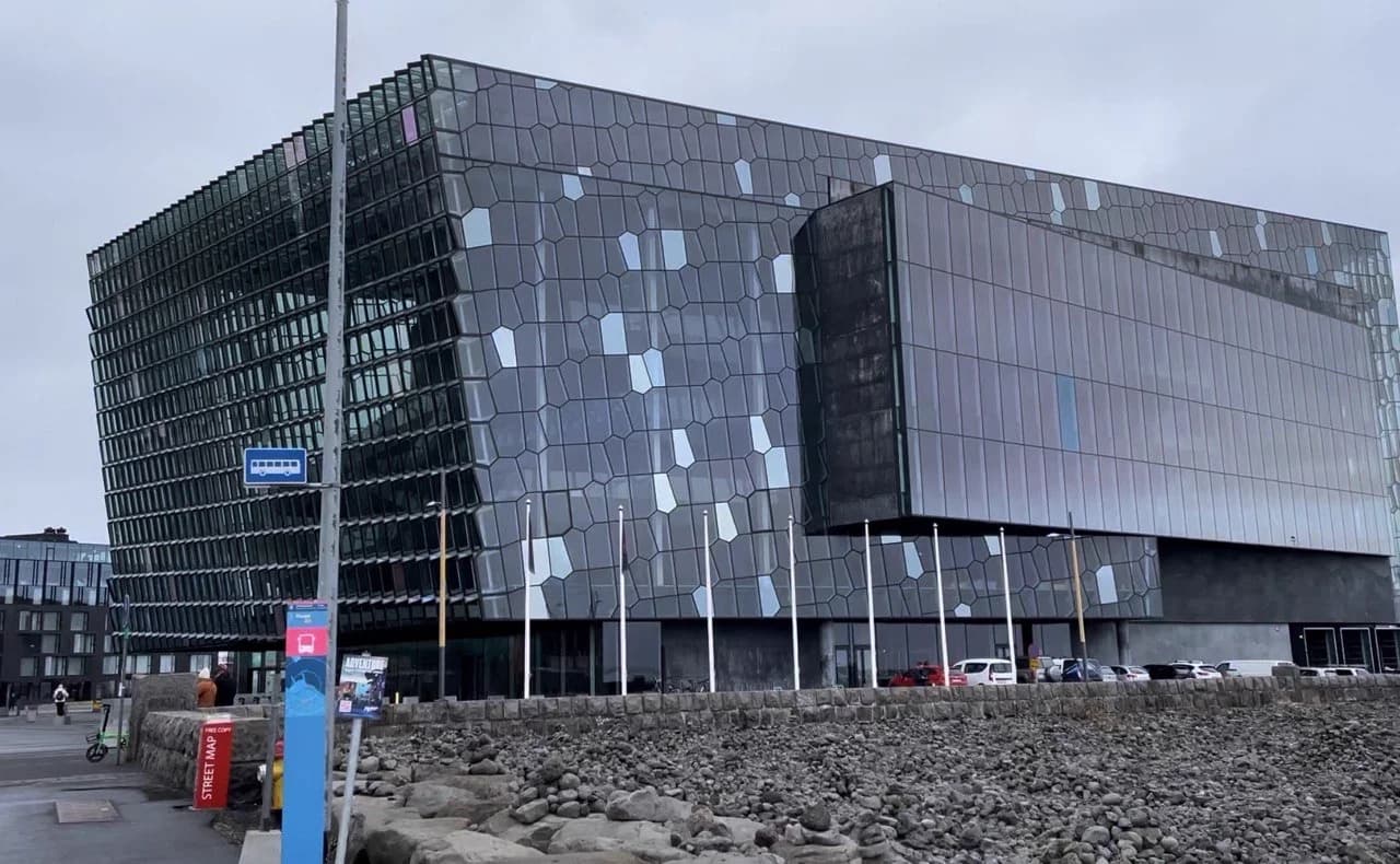 Fachada de vidrio geométrico del edificio Harpa en Reikiavik