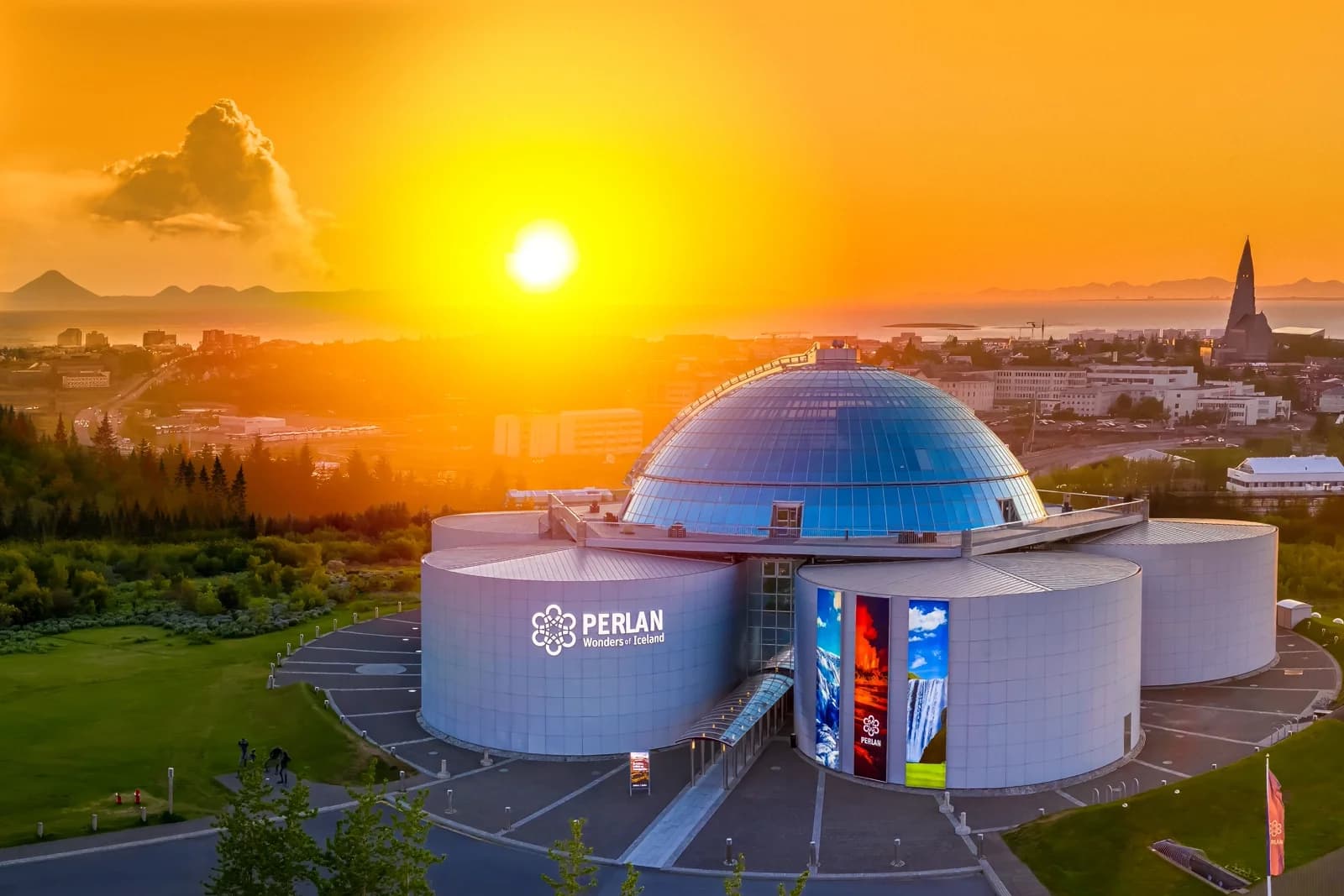 Edificio Perlan con su cúpula de cristal al atardecer y Reikiavik al fondo