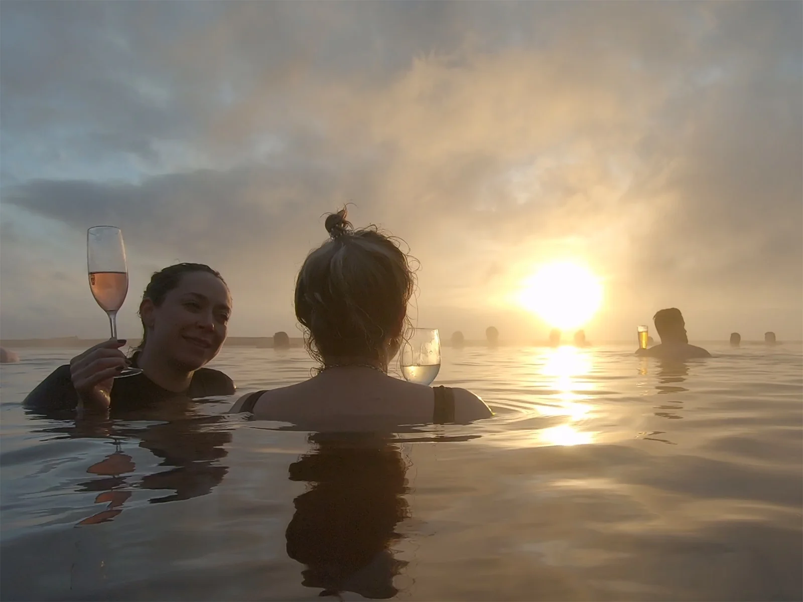 Piscina geotérmica Sky Lagoon con borde infinito sobre el mar en Reikiavik