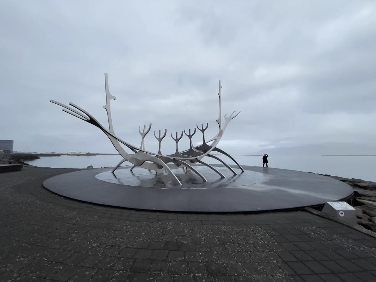 Vista panorámica de la escultura Sólfar junto al mar en Reikiavik