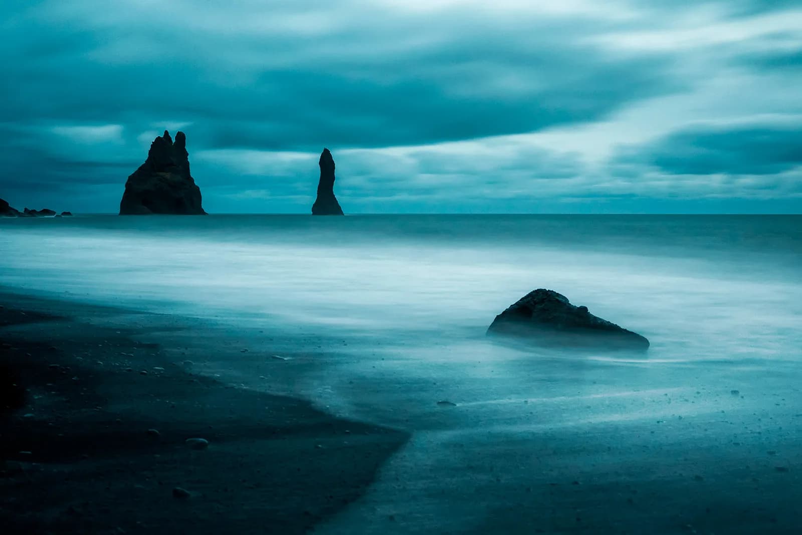 Playa negra de Reynisfjara con los acantilados de basalto Reynisdrangar, Islandia
