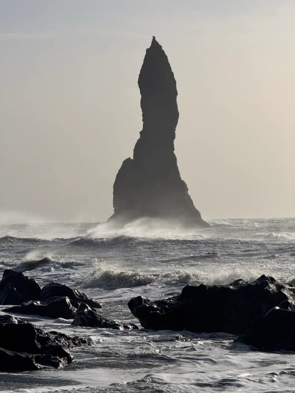 Reynisdrangar emergiendo del Atlántico junto a la playa negra de Reynisfjara, sur de Islandia