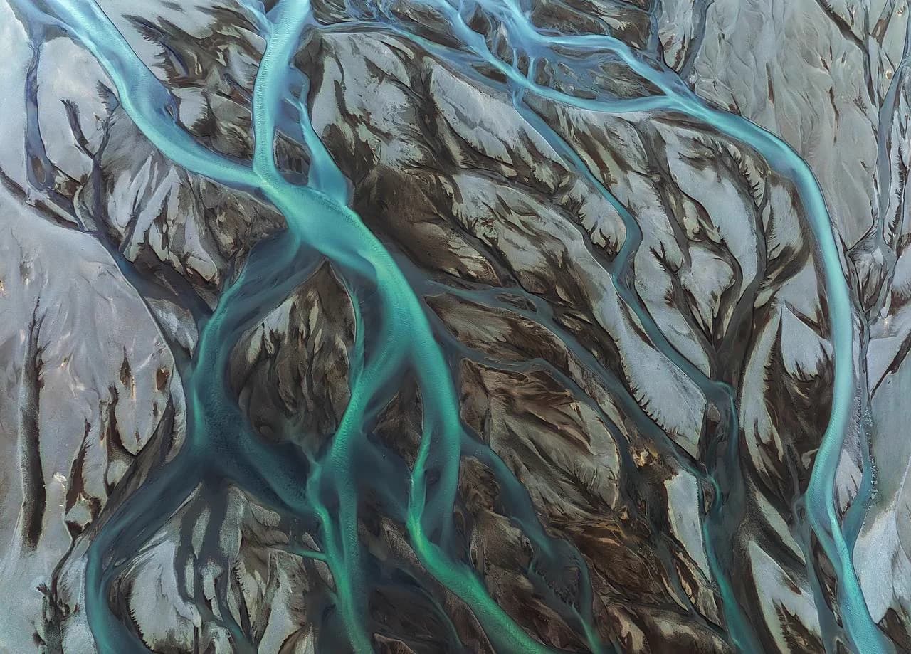 Río glaciar cerca de Landmannalaugar, Tierras Altas de Islandia
