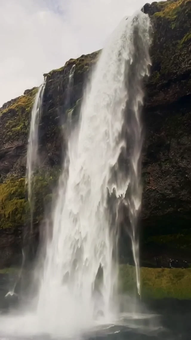 Cámara lenta de la cascada Seljalandsfoss, sur de Islandia