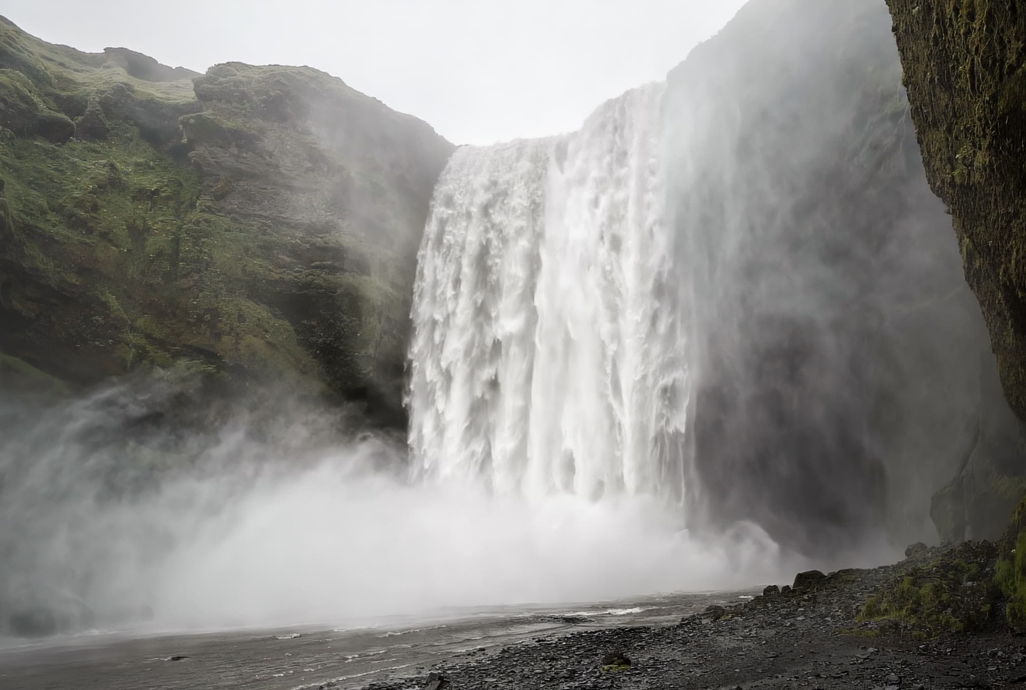 Cascada Skógafoss de 60 metros en el sur de Islandia con arcoíris