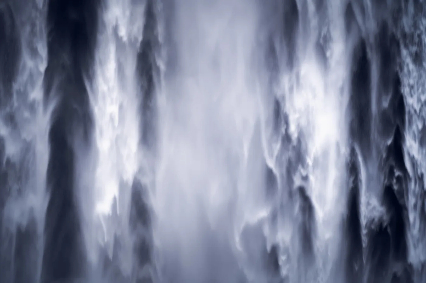 Cascada Skógafoss en un día nublado en el sur de Islandia