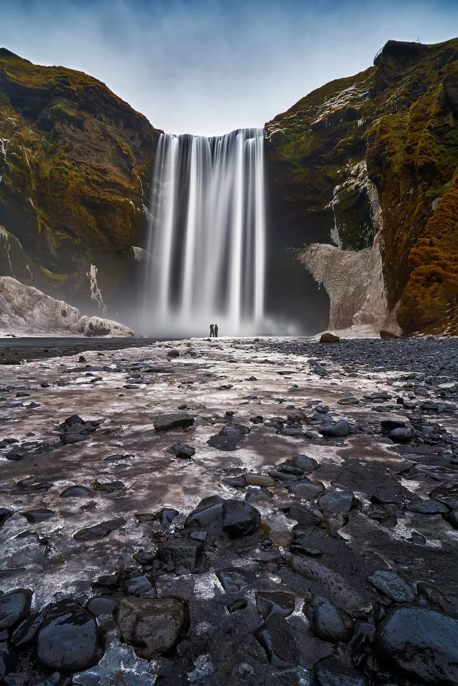 Cascada Skógafoss en formato vertical, sur de Islandia