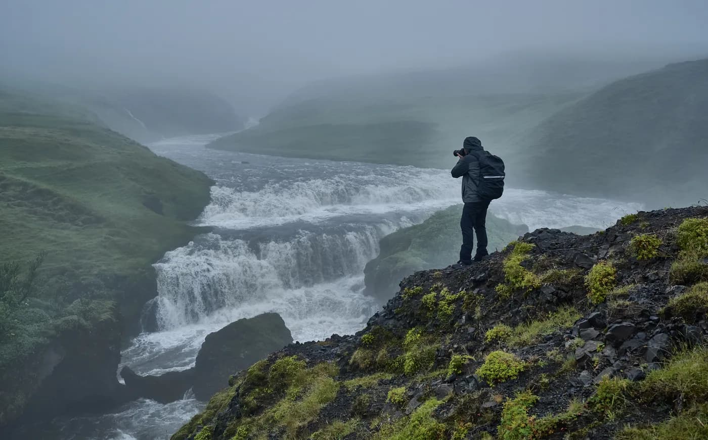 Primera cascada del sendero Fimmvörðuháls vista desde las escaleras de Skógafoss, Islandia