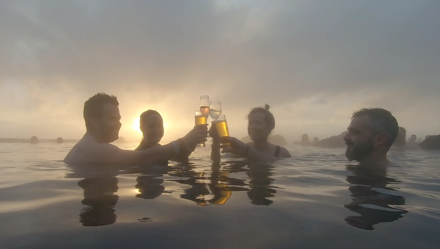 Brindis al atardecer en las aguas termales de Sky Lagoon, Reikiavik, Islandia