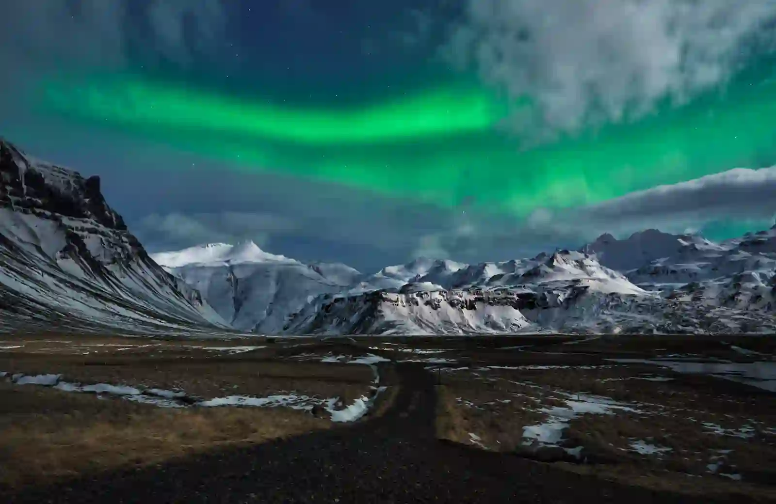 Aurora boreal sobre las montañas y el glaciar de la península de Snæfellsnes, Islandia en miniatura