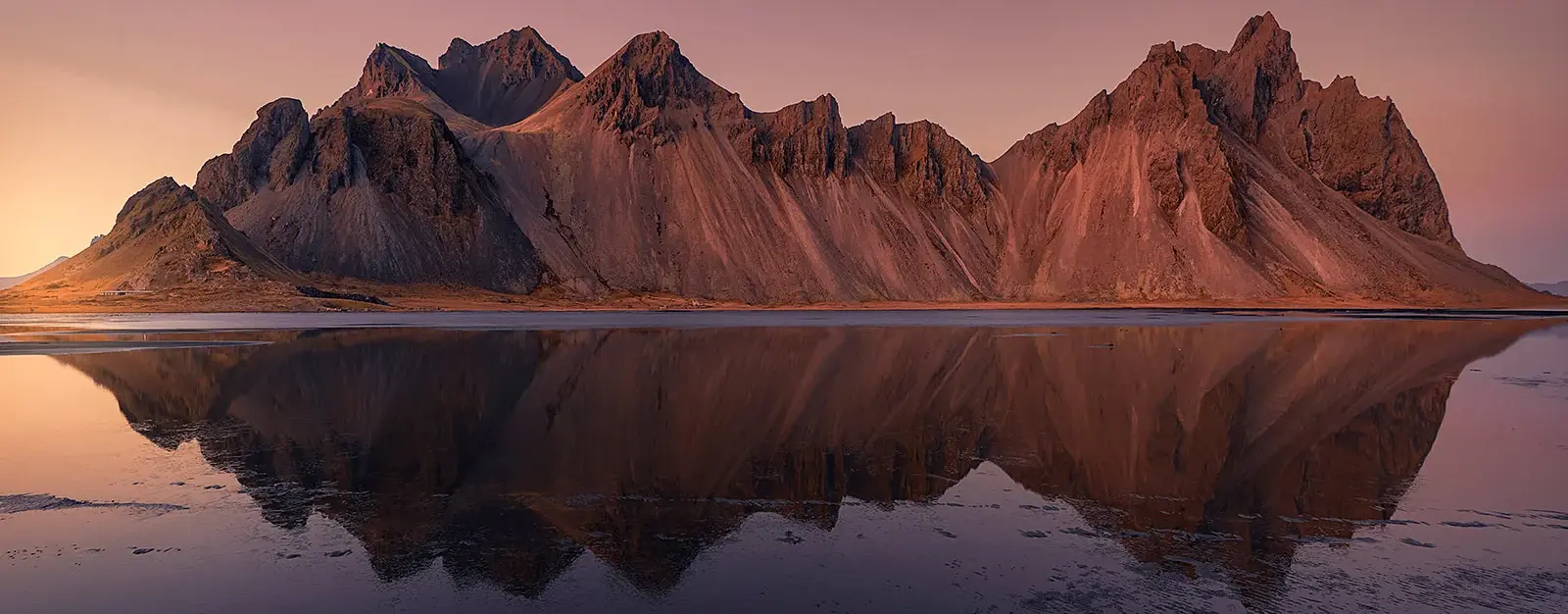 Vista panorámica del monte Vestrahorn y su reflejo en la laguna de Stokksnes, sureste de Islandia