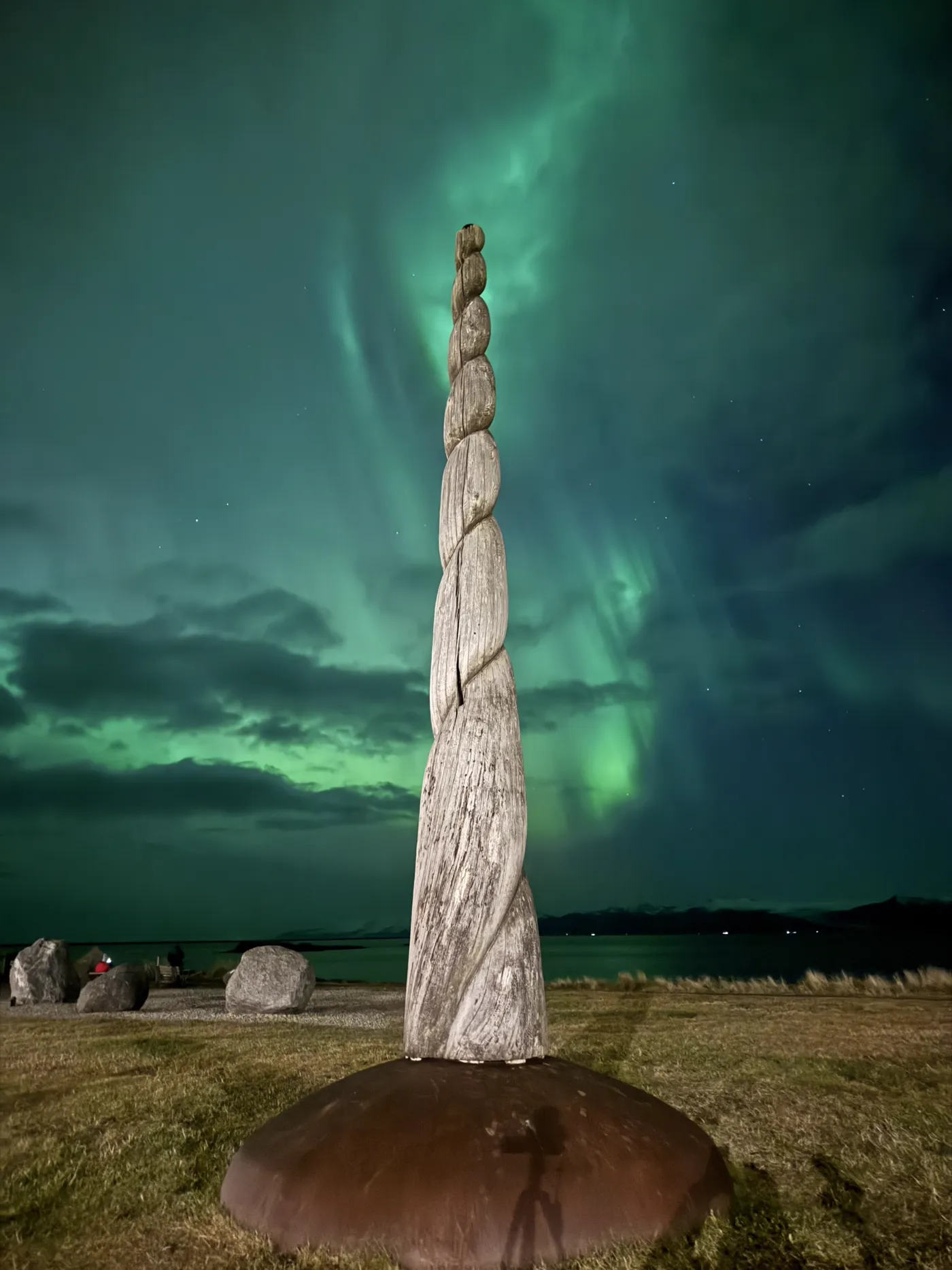 Aurora boreal verde sobre el monumento de madera de Höfn, este de Islandia