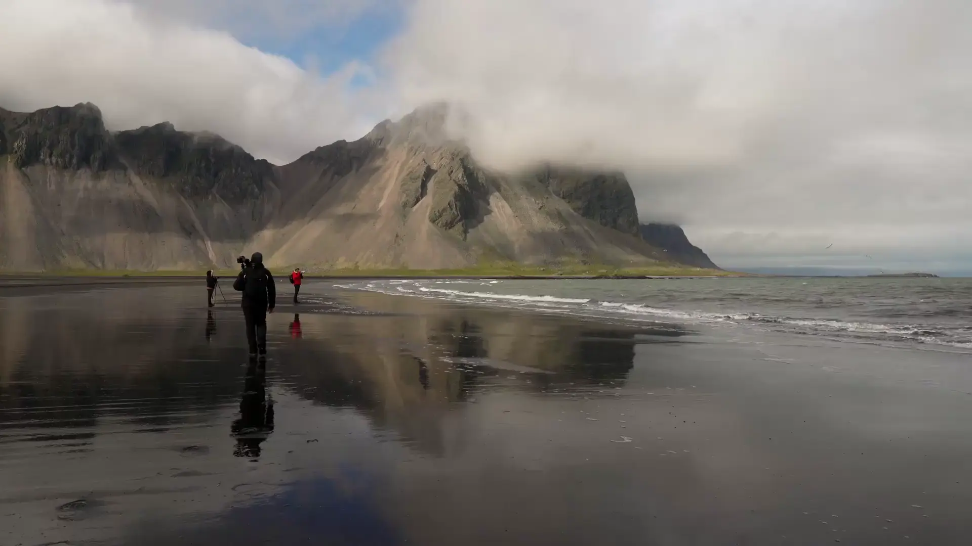 Paseo por la costa de arena negra de Stokksnes con el monte Vestrahorn de fondo, Islandia