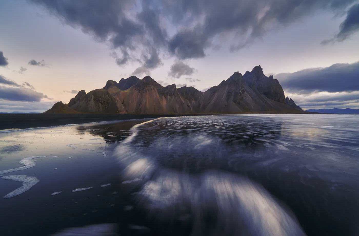 Oleaje en larga exposición frente al monte Vestrahorn al atardecer, Stokksnes