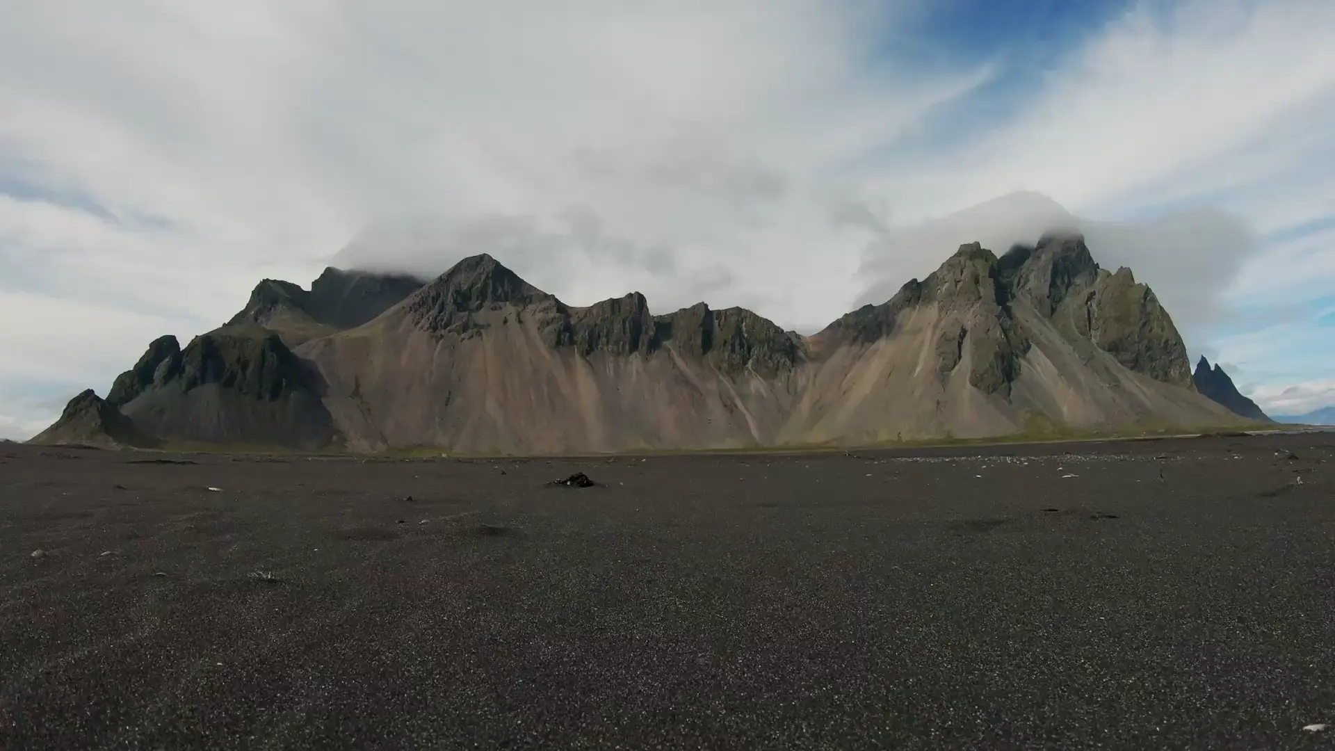 Ráfagas de viento levantando arena negra en la playa de Stokksnes, Islandia