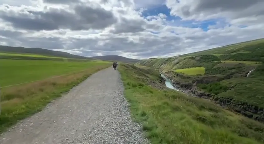 Caminata por el sendero del lado este del cañón de Stuðlagil, Islandia