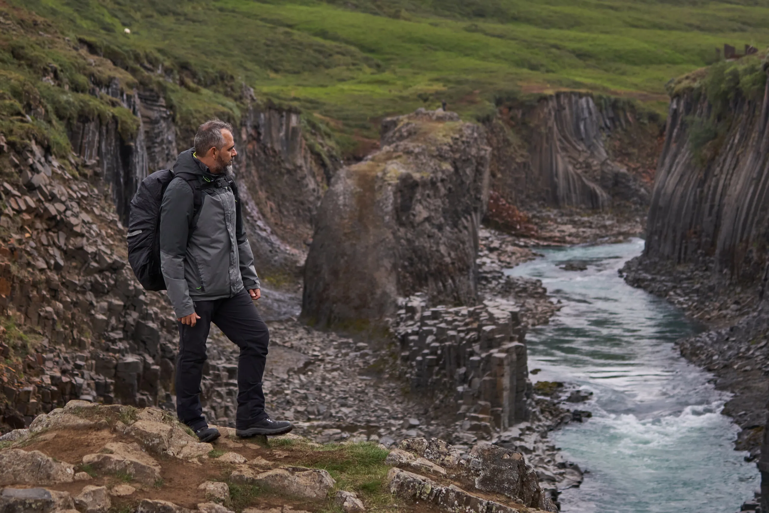 Manu García contemplando el cañón de Stuðlagil desde una loma en el lado oeste, Islandia