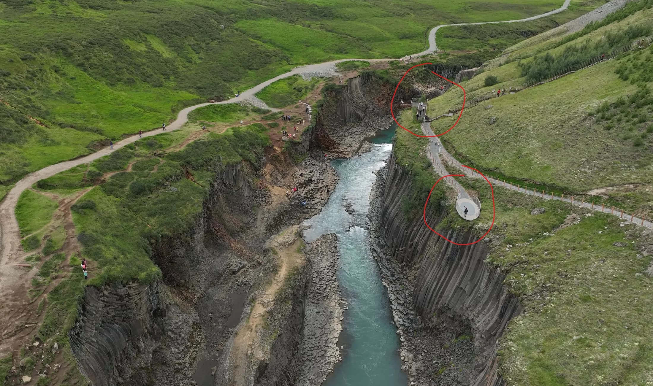 Vista aérea de los dos miradores habilitados en el lado oeste del cañón de Stuðlagil, este de Islandia