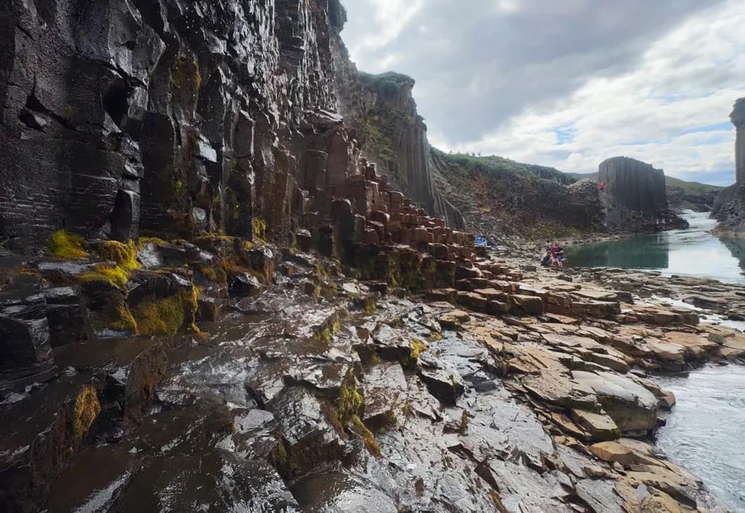 Zona baja a ras de río en el cañón de Stuðlagil, lado este, Islandia