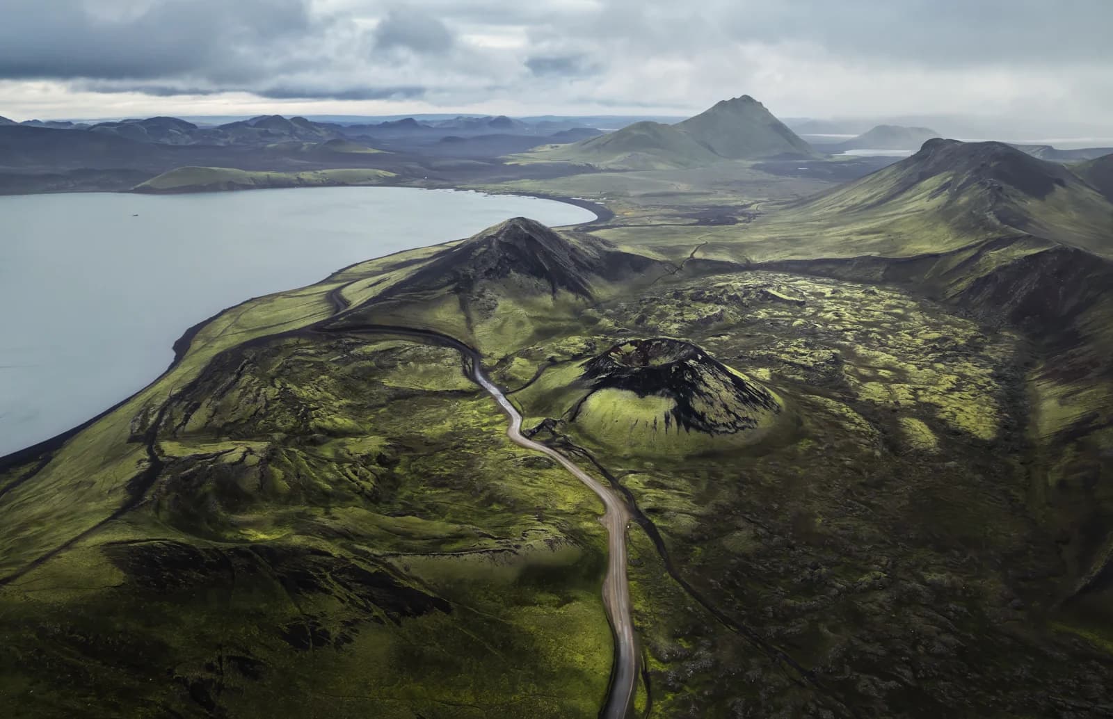 Cráter de ceniza rosa Stútur junto a la F208, Tierras Altas de Islandia