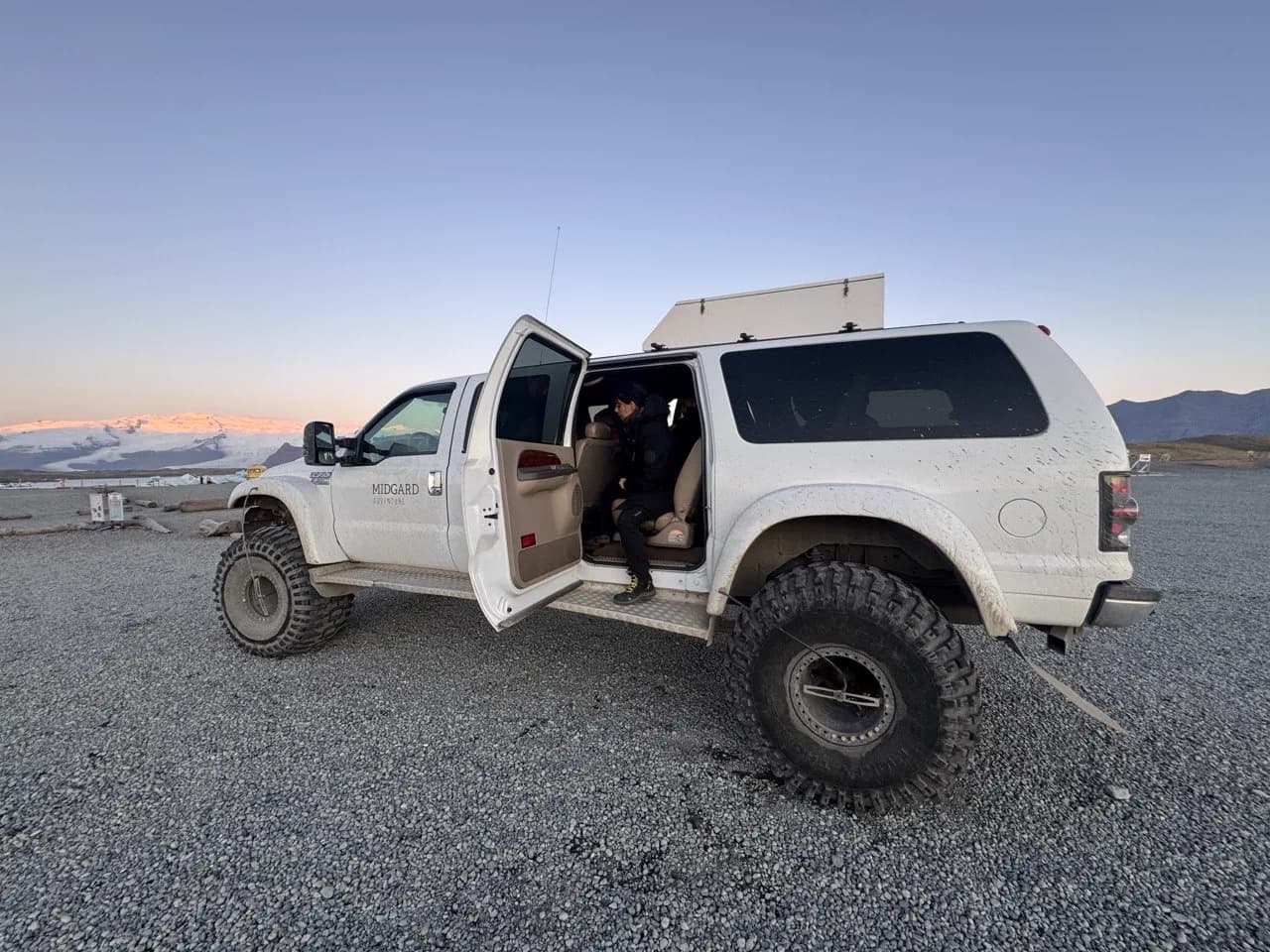 Super jeep cruzando un río en las Tierras Altas de Islandia