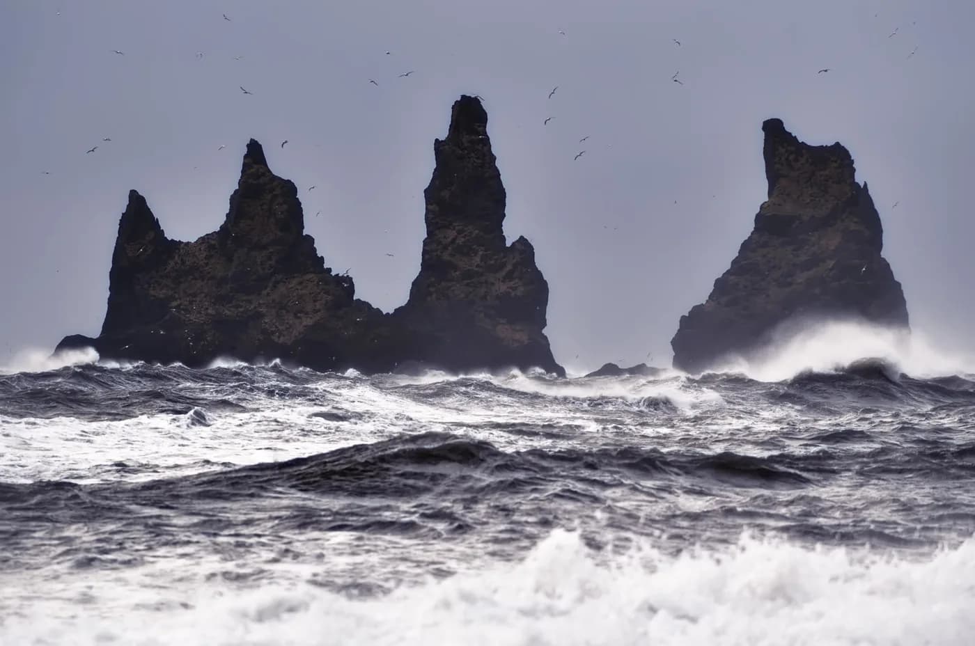 Formaciones de roca Reynisdrangar y oleaje, sur de Islandia