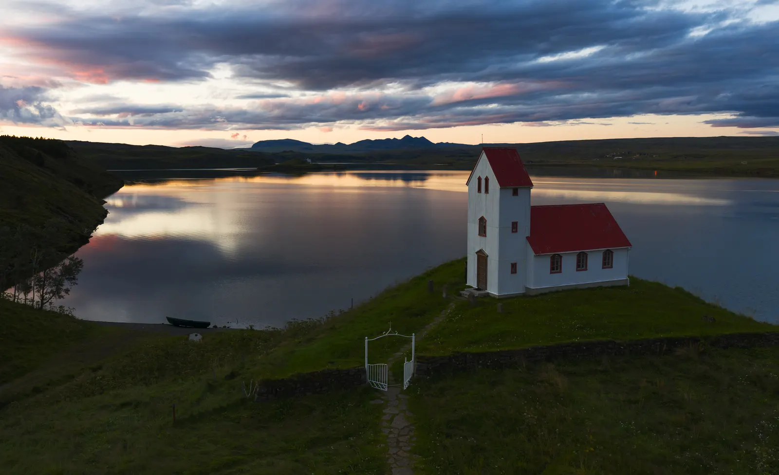 Carretera del sur de Islandia en verano bajo el sol de medianoche — horas de luz en Reikiavik