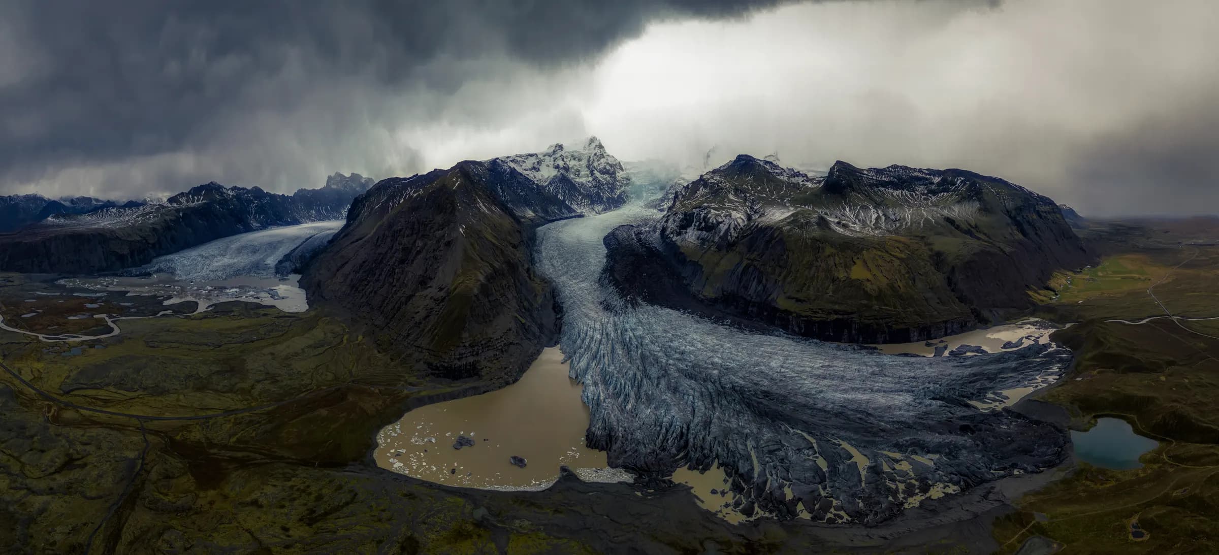Vista panorámica del glaciar Svínafellsjökull, lengua del Vatnajökull, sur de Islandia