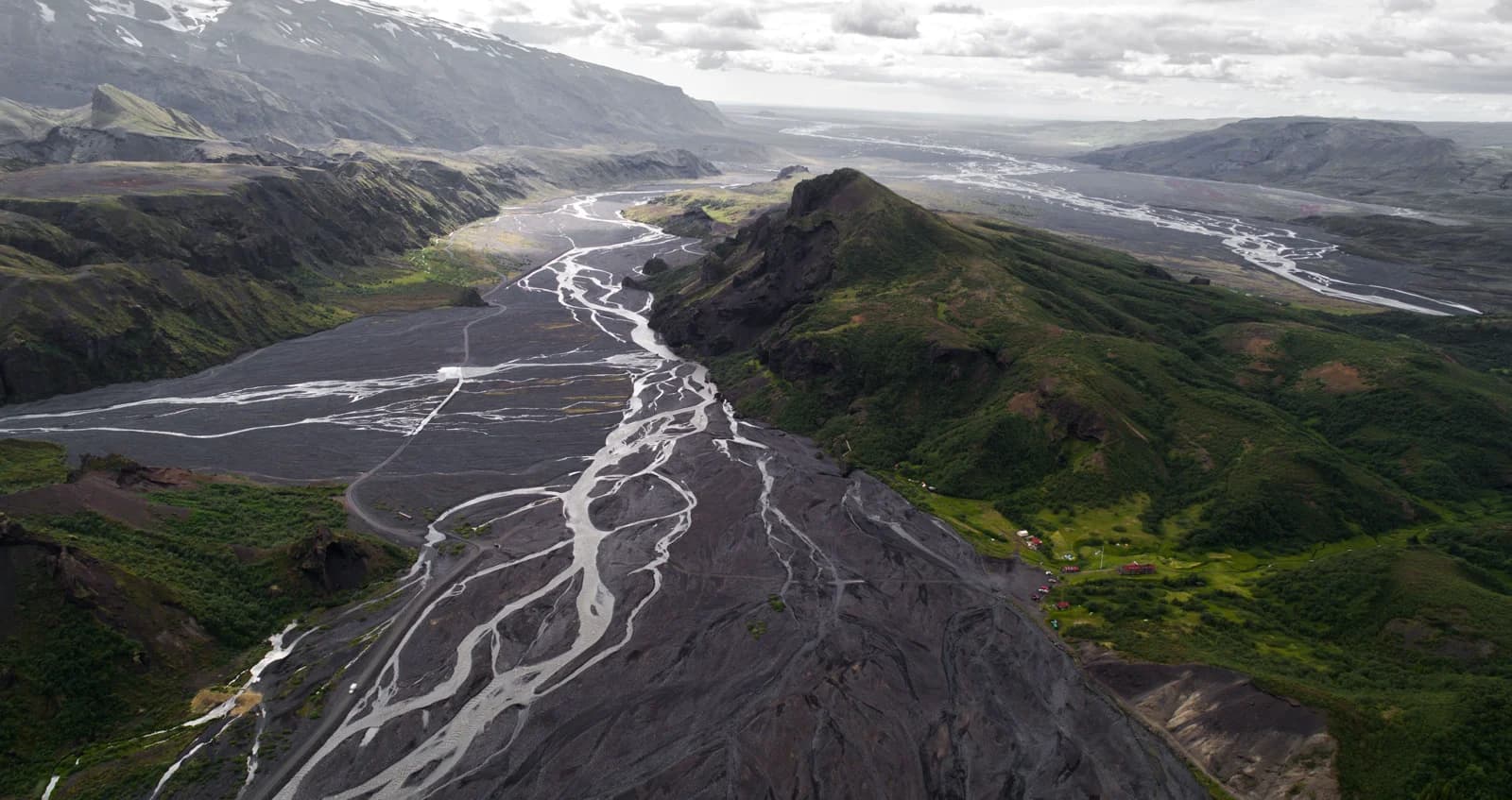Paisaje nublado de las Tierras Altas de Islandia