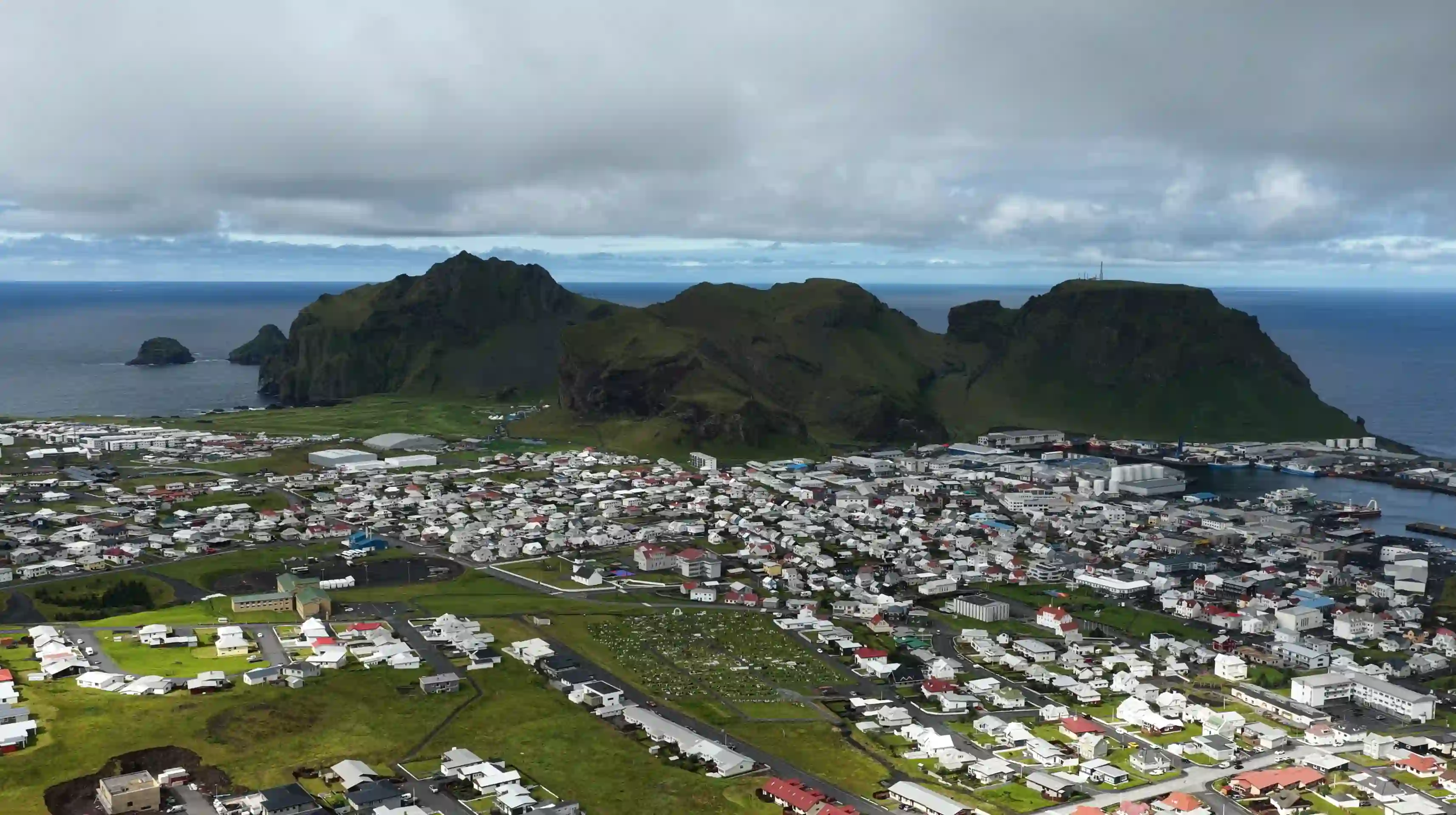 Vista de Heimaey, la isla principal de las Islas Vestman, sur de Islandia
