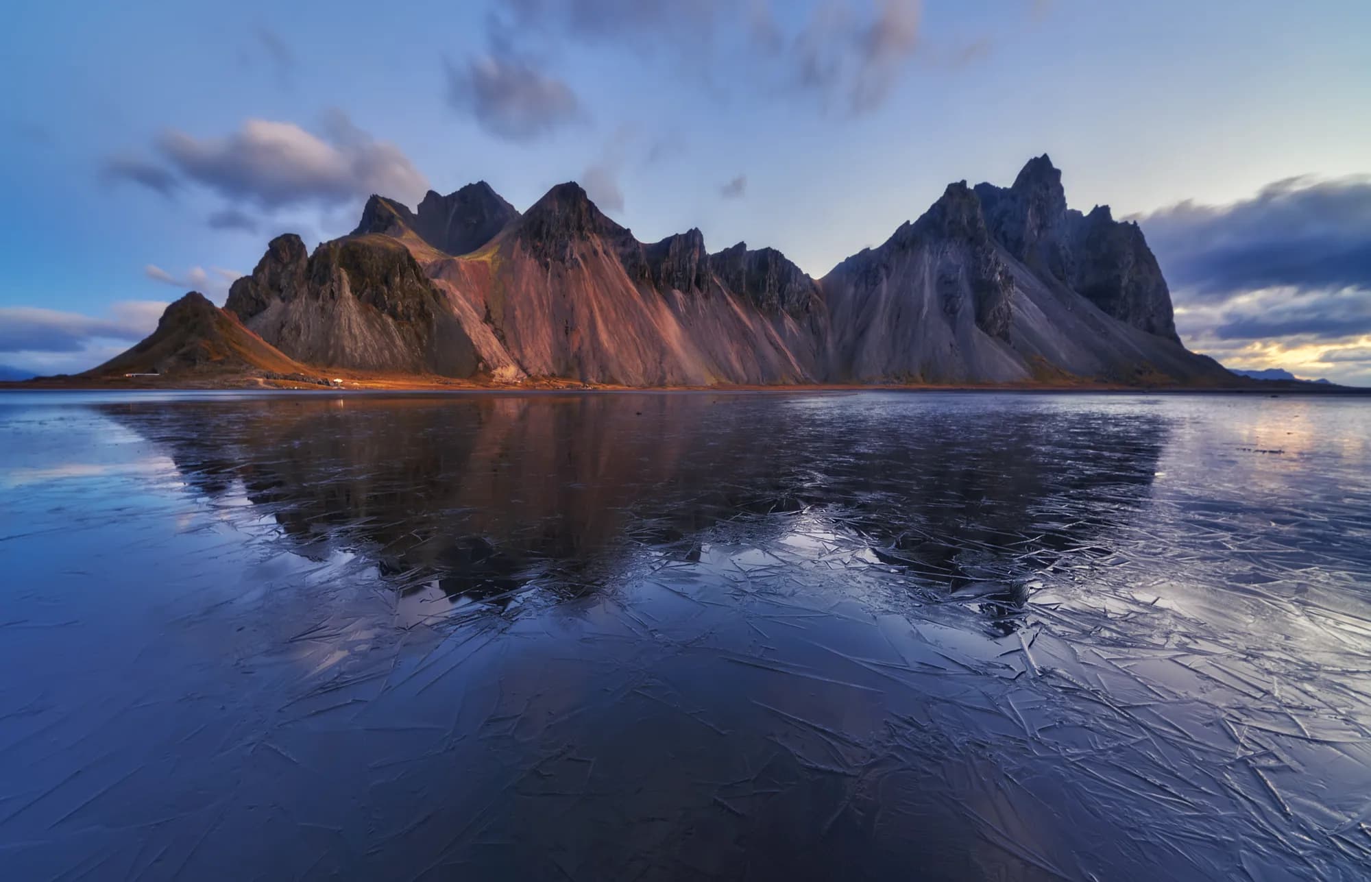 Monte Vestrahorn reflejado en la laguna de Stokksnes durante la hora azul, Islandia