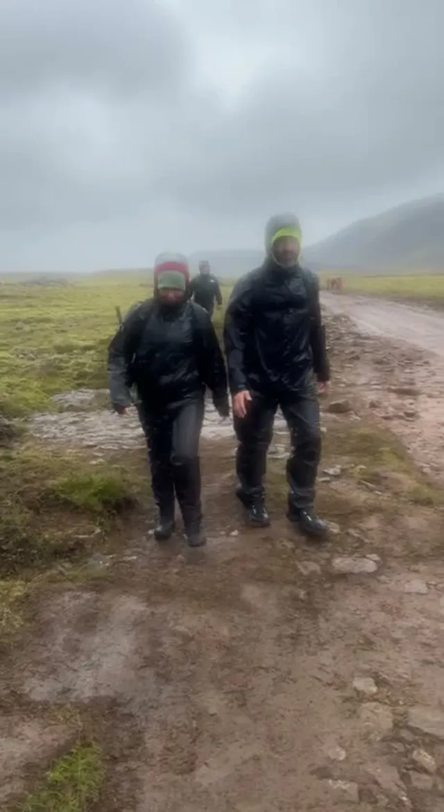 Caminando bajo la lluvia hacia la zona de la erupción de Reykjanes, julio de 2025