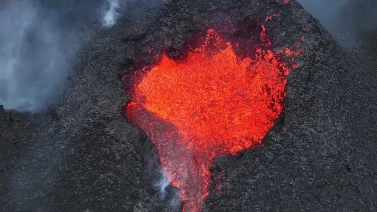Vista cenital del lago de lava en el cráter de Reykjanes, grabada con dron, julio de 2025