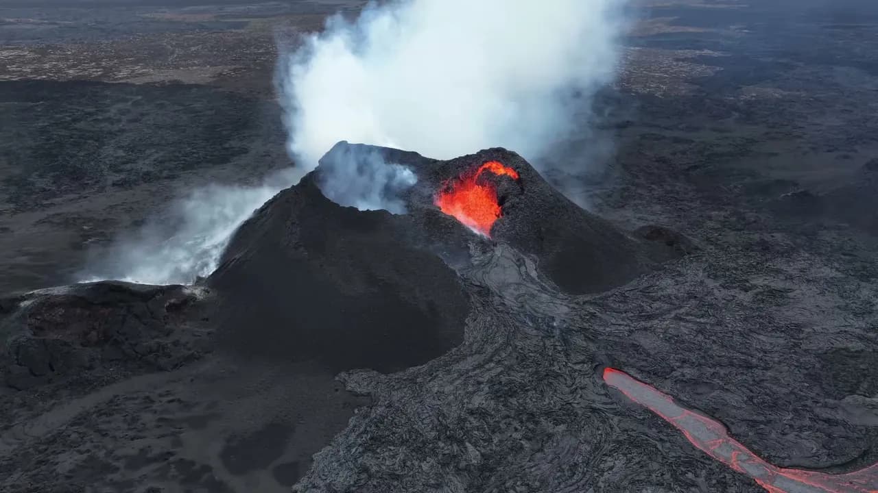 Colapso parcial de la pared del cráter durante la erupción de Reykjanes de julio de 2025