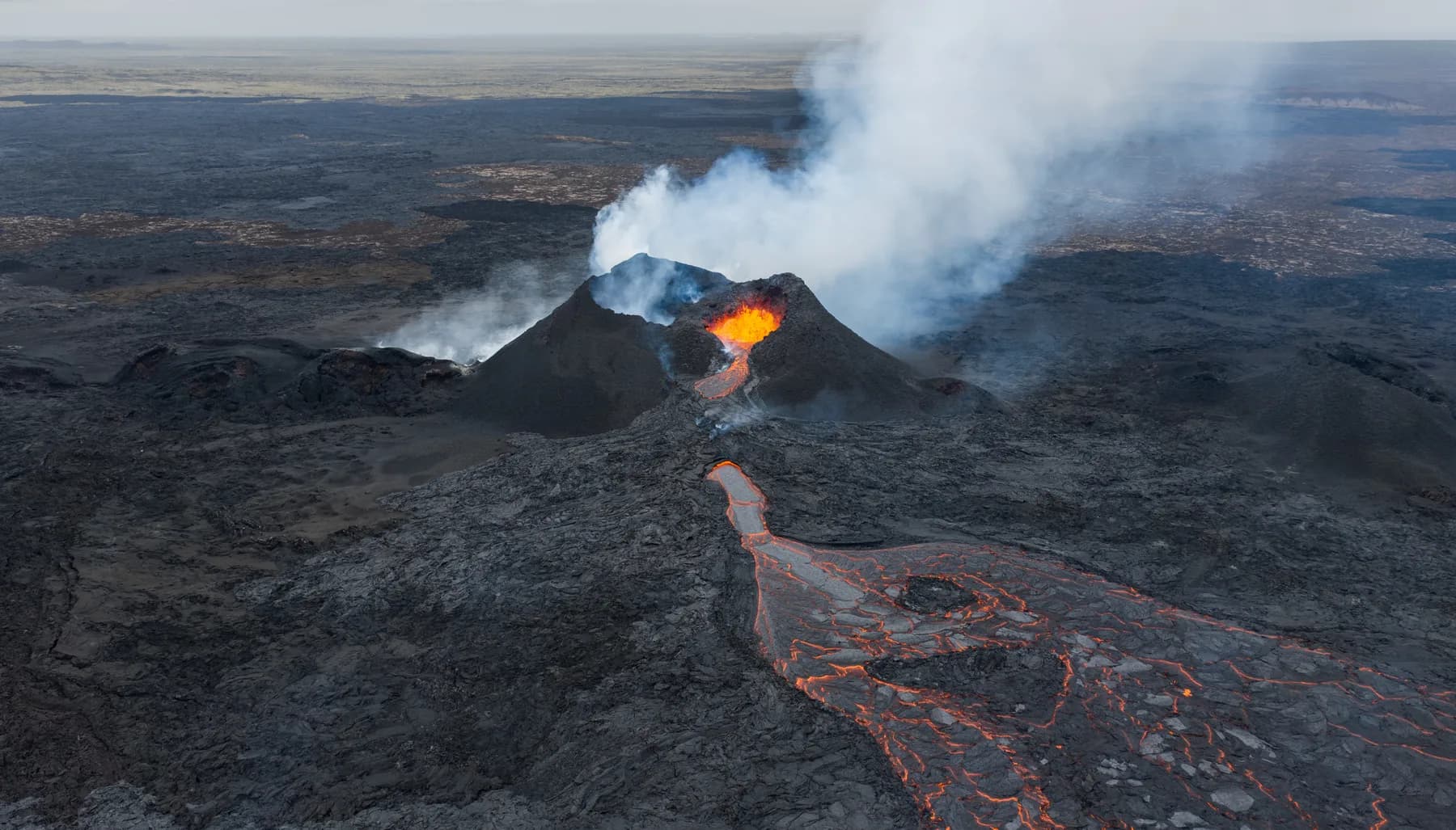 Vista aérea del cráter y el flujo de lava de la erupción de Reykjanes de julio de 2025