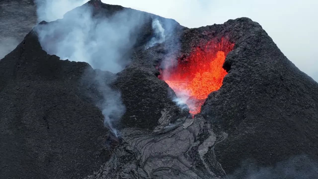 Primer plano de la boca del cráter y el flujo de lava de la erupción de Reykjanes, julio de 2025