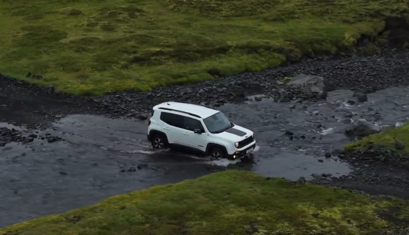 Todoterreno 4x4 vadeando un río en las Tierras Altas de Islandia — F-roads abiertas en verano 2026