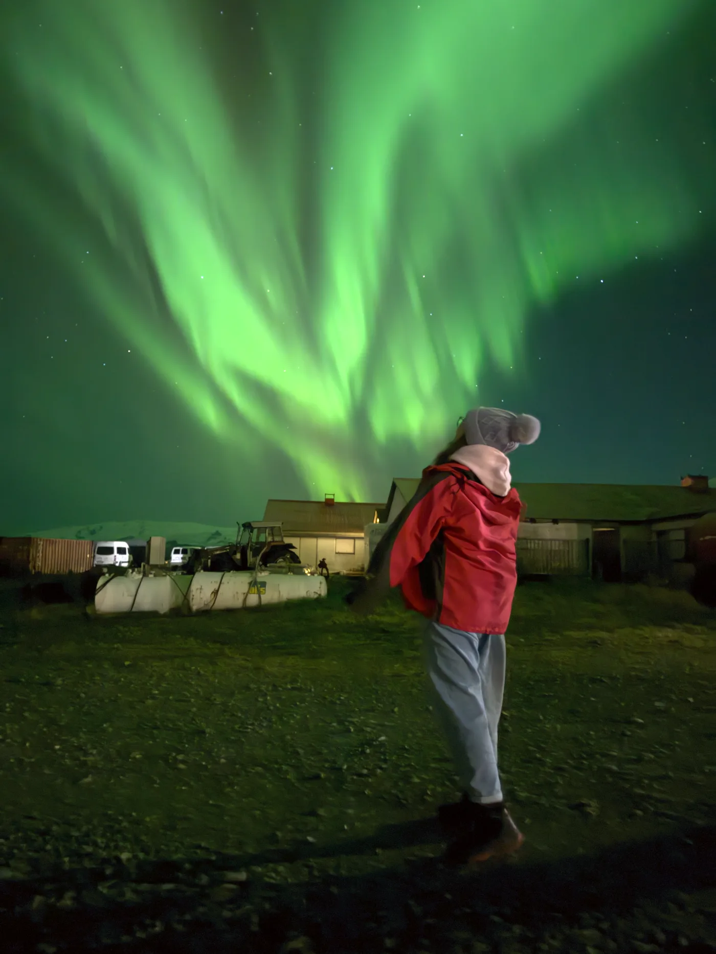Aurora boreal verde sobre un lago y montañas en Islandia, fotografiada con iPhone 15 Pro Max