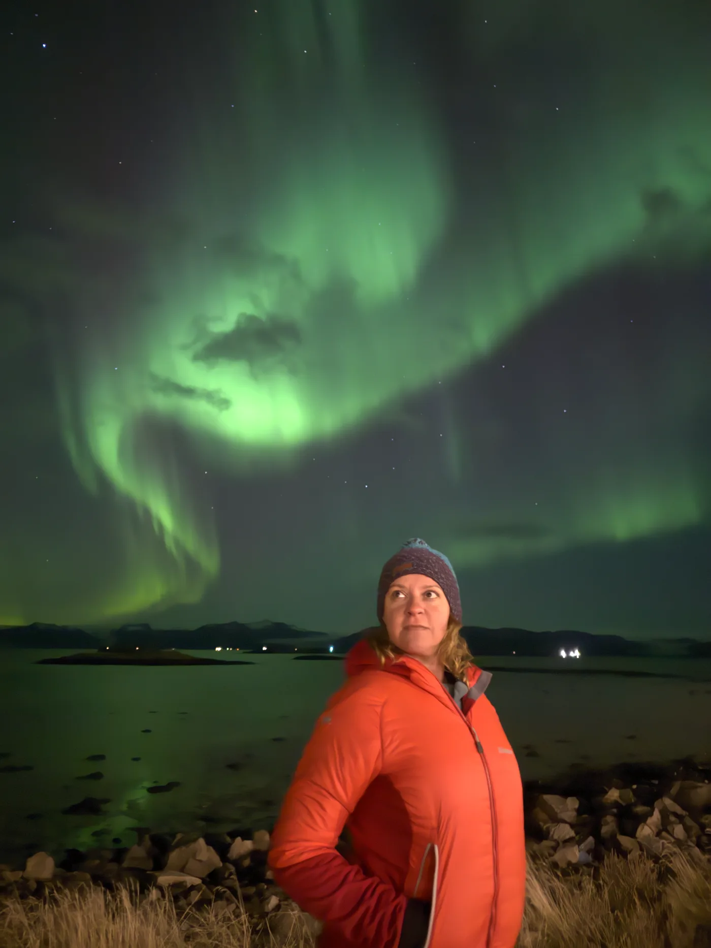 Aurora boreal sobre una granja islandesa, fotografiada con iPhone 15 Pro Max