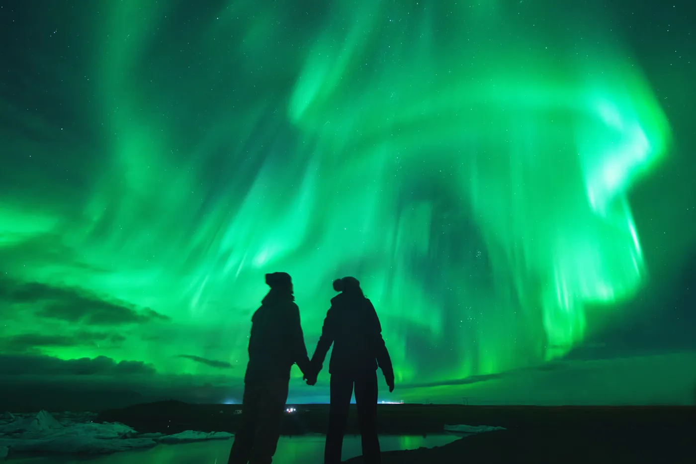 Aurora boreal potente Kp6 con mucho movimiento sobre Islandia