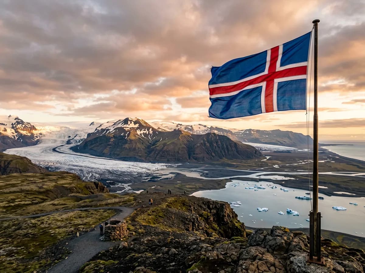 Bandera de Islandia frente a un glaciar y paisaje volcánico al atardecer, sur de Islandia