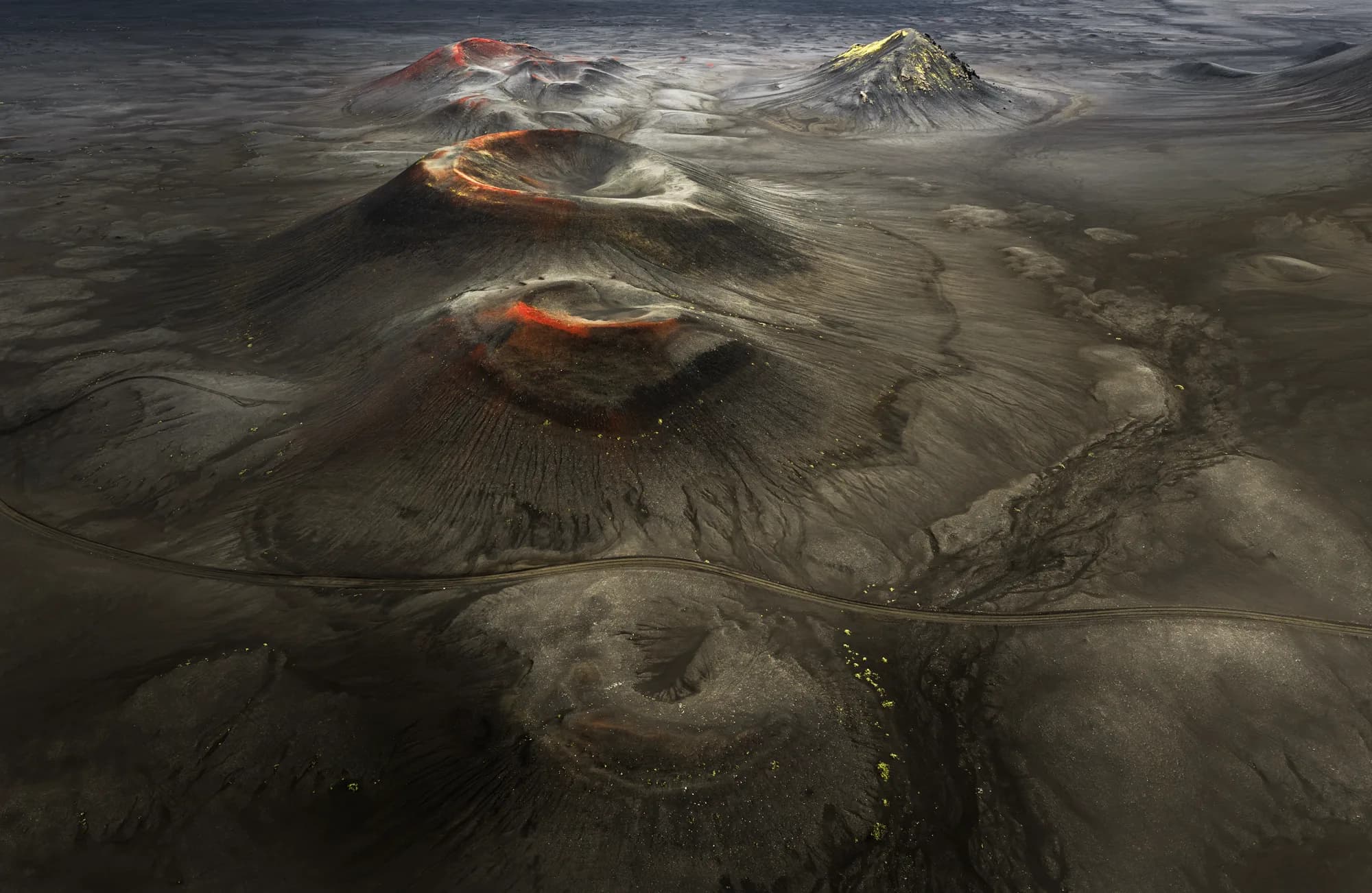 Paisaje volcánico visto desde la carretera F208, camino a Landmannalaugar, Tierras Altas de Islandia