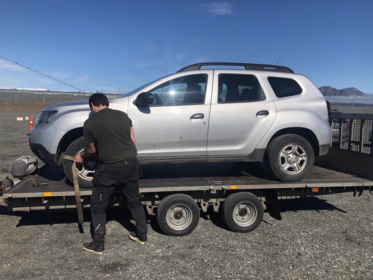 El Dacia Duster de Geysir Car Rental subido a la grúa tras la avería, en nuestro viaje de 2020